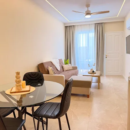 Peaceful 1 Bed Apt, Large Patio דירה