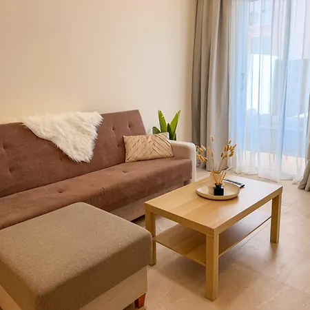 Peaceful 1 Bed Apt, Large Patio דירה פאפוס