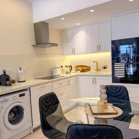 Peaceful 1 Bed Apt, Large Patio דירה
