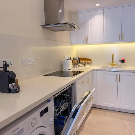 Peaceful 1 Bed Apt, Large Patio פאפוס
