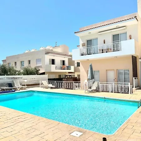 Peaceful 1 Bed Apt, Large Patio דירה *